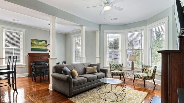 Departamento, varias camas (Lafayette Row Unit 2) | Sala de estar
