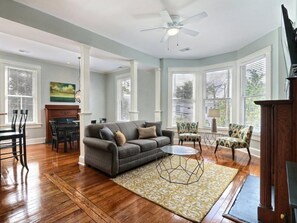 Apartamento, várias camas (Lafayette Row Unit 2) | Sala de estar