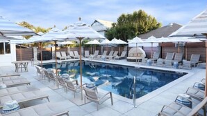 Departamento, varias camas (Lafayette Row Unit 2) | Alberca | Alberca al aire libre 