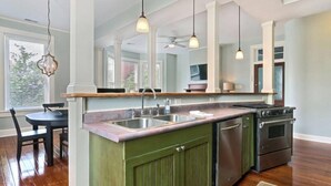 Departamento, varias camas (Lafayette Row Unit 2) | Cocina privada | Utensilios de cocina 