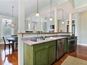 公寓, 多张床 (Lafayette Row Unit 2) | 私人厨房 | 厨具/餐具