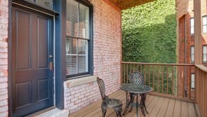 Departamento, varias camas (Lafayette Row Unit 2) | Balcón