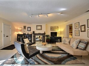 House, Multiple Beds (Hip Savannah Pad) | Living room