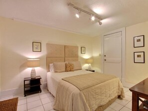 House, Multiple Beds (Hip Savannah Pad)