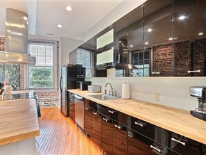 Casa, varias camas (Home at 1014) | Cocina privada