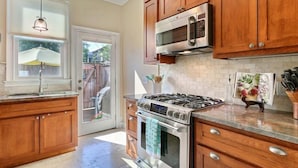 Apartment, Mehrere Betten (Historic Townhouse on Tattnall) | Eigene Küche