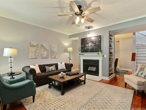 Living room - Historic Townhouse on Tattnall (Savannah)