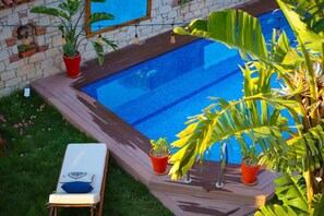 Deluxe kamer, 1 slaapkamer, niet-roken, uitzicht op zwembad | Lakens van Egyptisch katoen, luxe beddengoed, Tempur Pedic-bedden