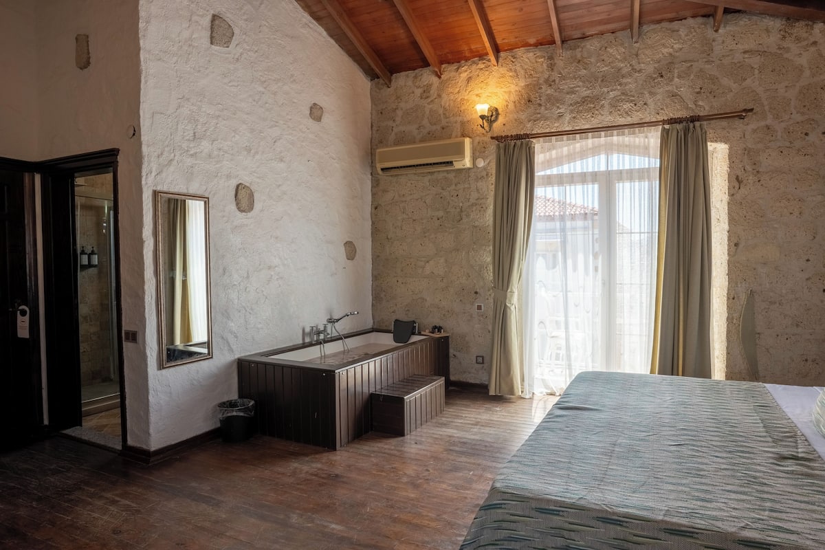 Junior Suite, Private Bathroom | 1 bedroom, soundproofing, free WiFi, bed sheets