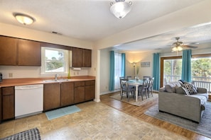 House, 2 Queen Beds (Deja Blue A) | Private kitchen - Deja Blue A (Tybee Island)