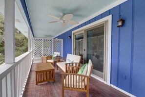 Ferienhaus, 2 Queen-Betten (Deja Blue A) | Balkon