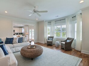 Huis | Woonkamer | Een televisie, een dvd-speler en boeken