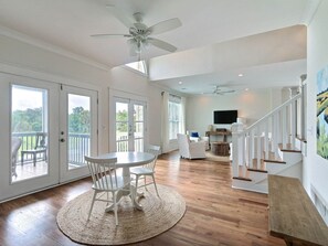 Huis | Woonkamer | Een televisie, een dvd-speler en boeken