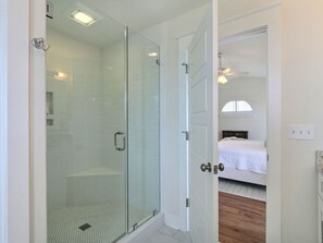 House | Bathroom | Hair dryer, towels - General George Marshall (Tybee Island)