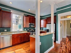 House | Private kitchen | Fridge, microwave, oven, stovetop - Forsyth Park West Main House (Savannah)