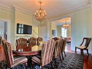 House | Private kitchen | Fridge, microwave, oven, stovetop - Forsyth Park West Main House (Savannah)