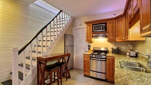 House, 2 Queen Beds (Forsyth Park West Carriage House) | Private kitchen