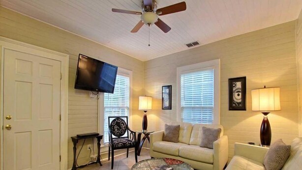 House, 2 Queen Beds (Forsyth Park West Carriage House) | Living room