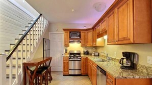 House, 2 Queen Beds (Forsyth Park West Carriage House) | Private kitchen