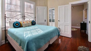 House, 2 Queen Beds (Forsyth Park West Carriage House)