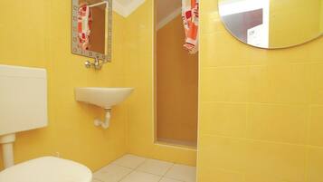 Regadera, amenidades de baño gratuitas, secadora de cabello, toallas