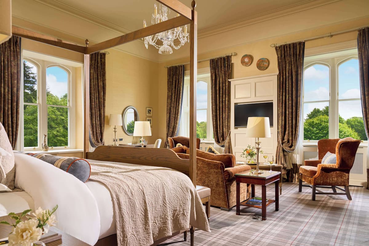 hypo-allergenic bedding, minibar, in-room safe, iron/ironing board