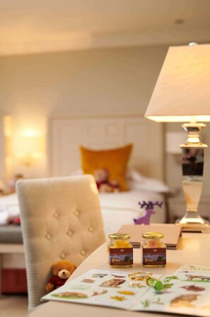Hypo-allergenic bedding, minibar, in-room safe, desk - Dromoland Castle (Newmarket on Fergus)