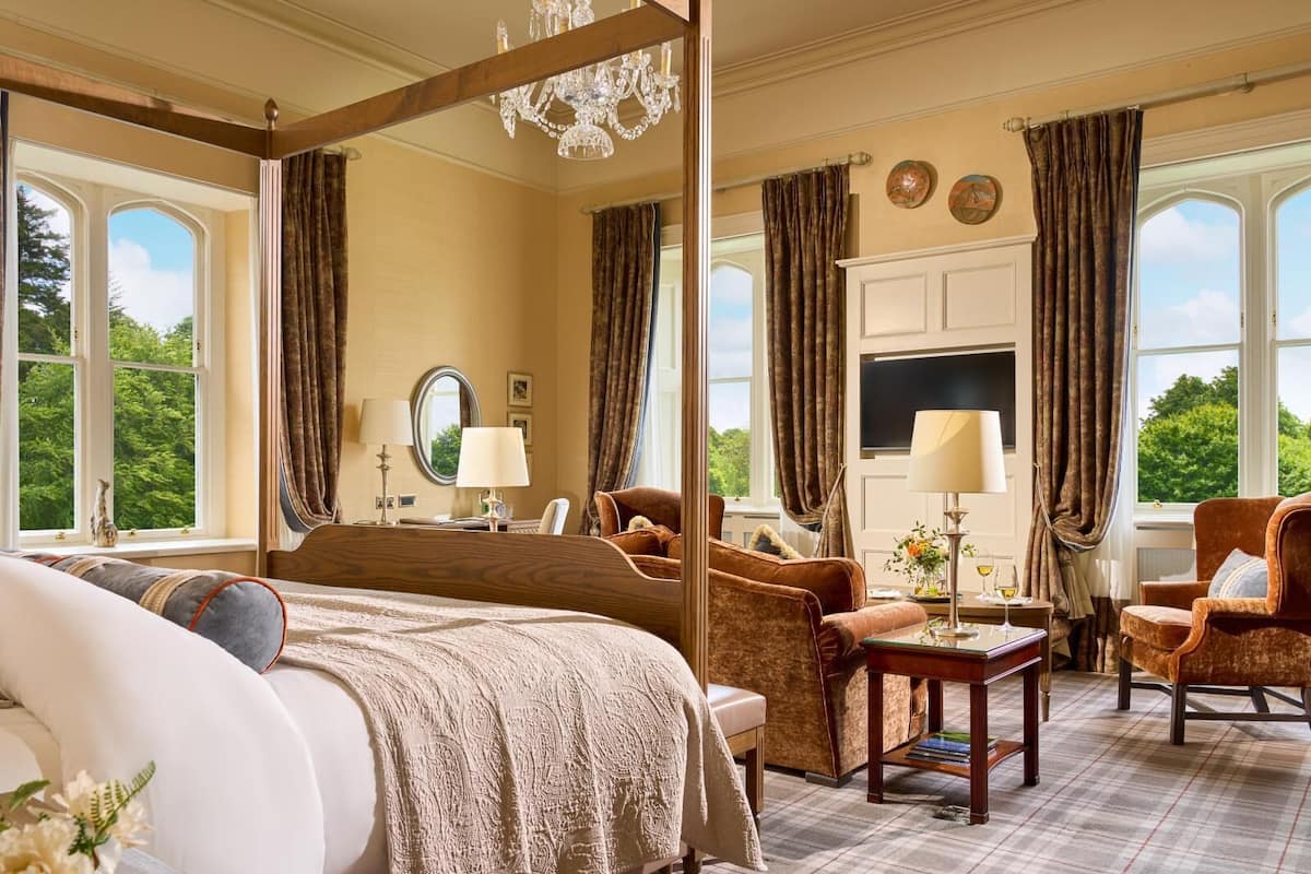 Hypo-allergenic bedding, minibar, in-room safe, desk