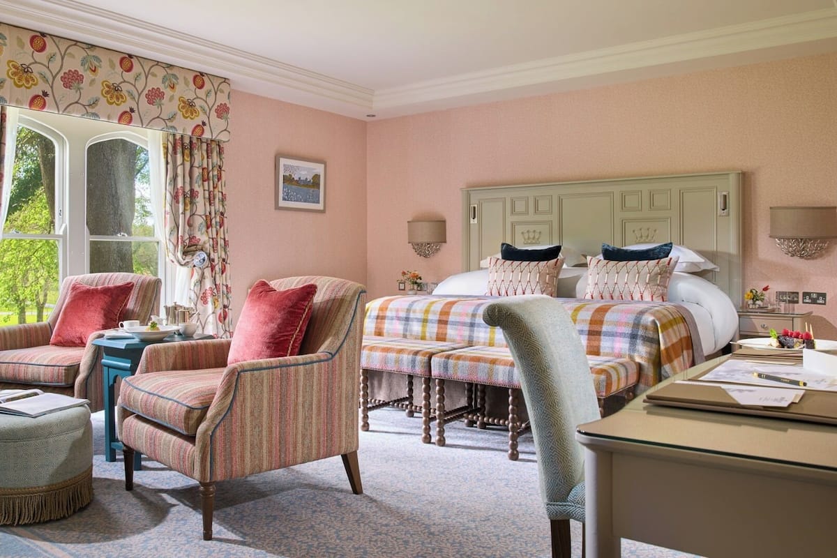 Deluxe kamer, 1 kingsize bed | Hypoallergeen beddengoed, een minibar, een kluis op de kamer