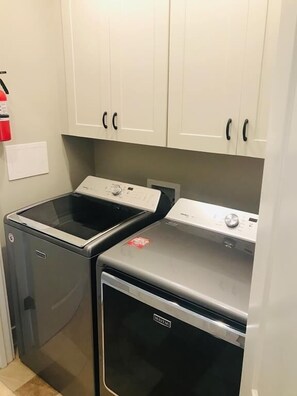 Interior - Cinnamon Sands: Oceanfront 6BR retreat in Holden Beach, perfect for 17 guests! (Holden Beach)