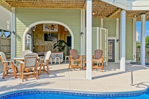 Outdoor dining - Cinnamon Sands: Oceanfront 6BR retreat in Holden Beach, perfect for 17 guests! (Holden Beach)
