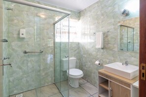 Comfort House, Multiple Beds, Non Smoking | Bathroom | Shower, hair dryer, towels - Casa Ebenézer (Gramado)