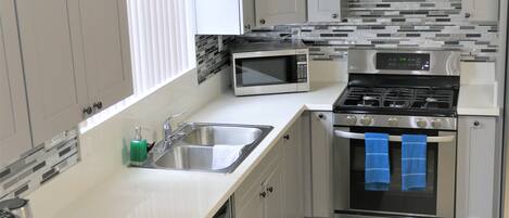 Refrigerador, microondas, horno y parrilla de estufa