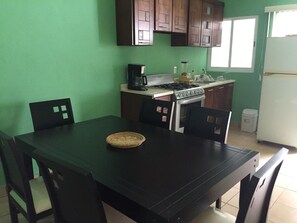 Fridge, oven, stovetop, coffee/tea maker