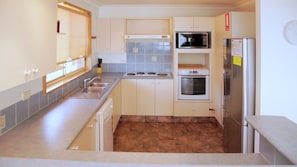 Geladeira, micro-ondas, fogão, cooktop