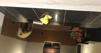 Estudio con cocina pequeña y un baño.