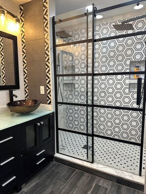 Combined shower/bathtub, hair dryer, towels, soap