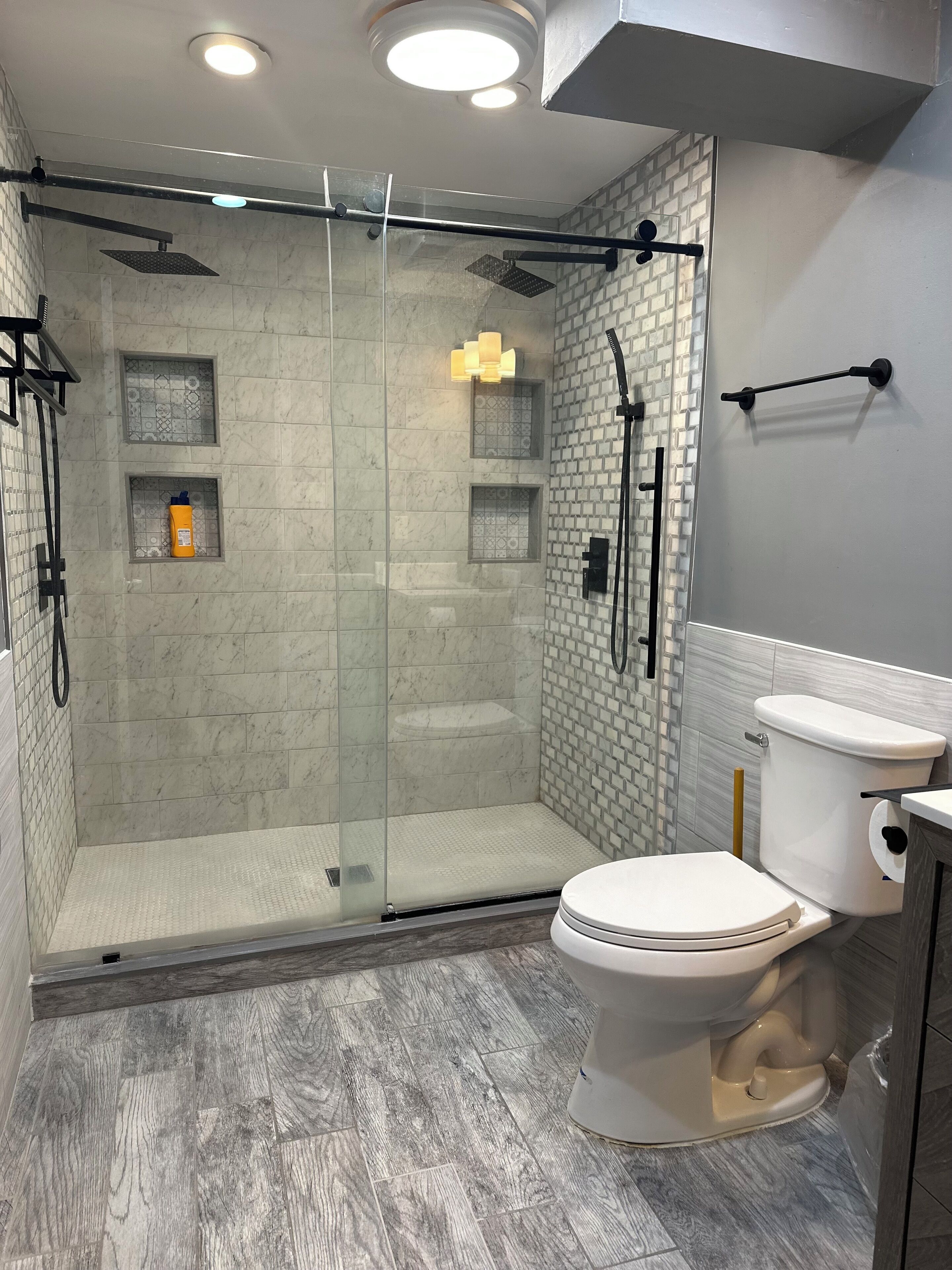 Combined shower/tub, hair dryer, towels, soap