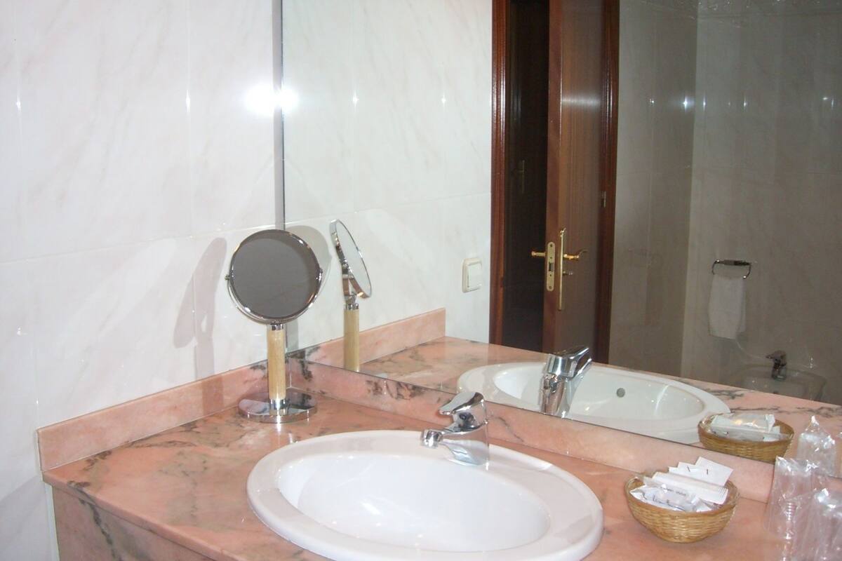 combined shower/bathtub, jetted bath, rainfall showerhead