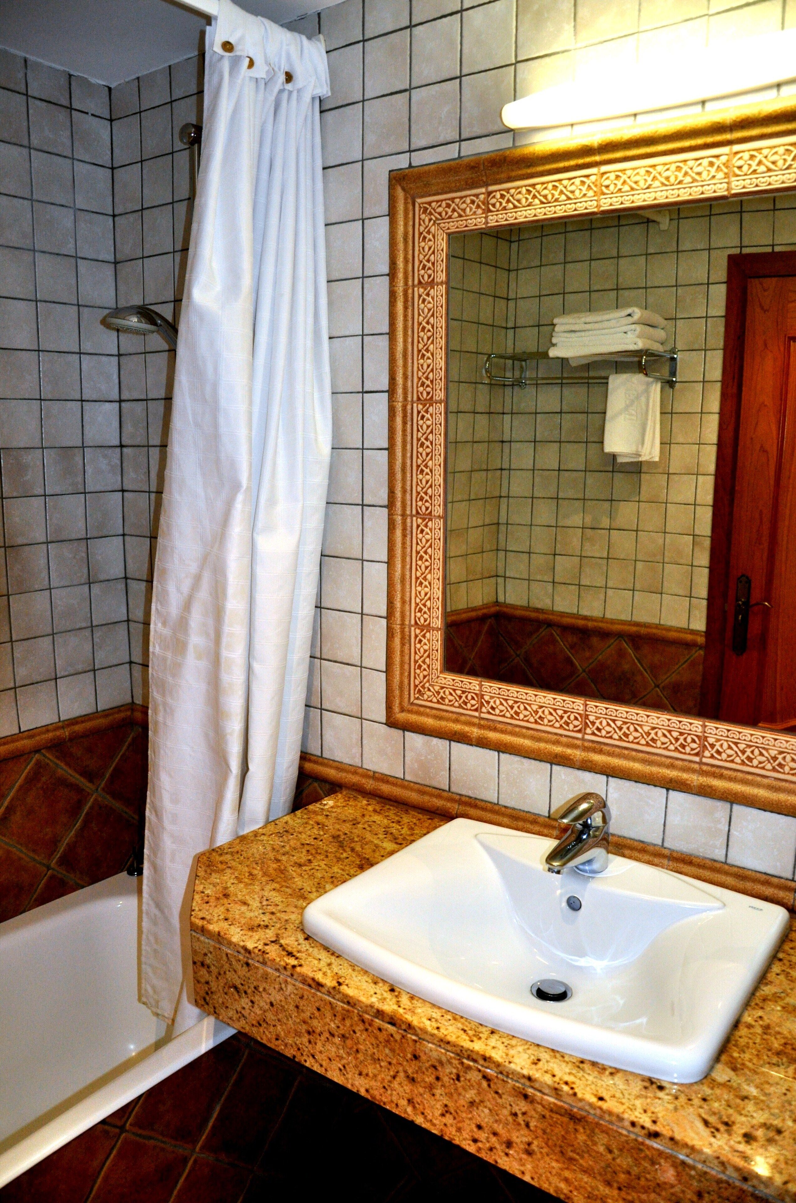 Triple Room | Bathroom | Free toiletries, hair dryer, towels