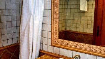 Triple Room | Bathroom | Free toiletries, hair dryer, towels