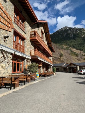 Terrace/patio - Hostal La Font (Les Valls de Valira)