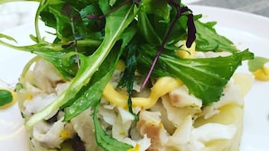 Un plat composé de fruits de mer et de légumes verts, servi dans une assiette.