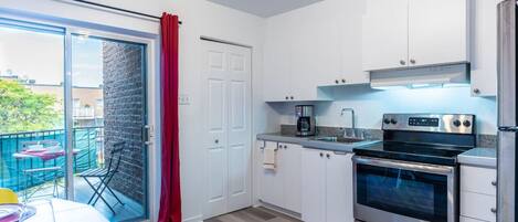 Réfrigérateur, micro-ondes, four, plaque de cuisson