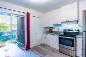 Frigorífico, microondas, horno y placa de cocina