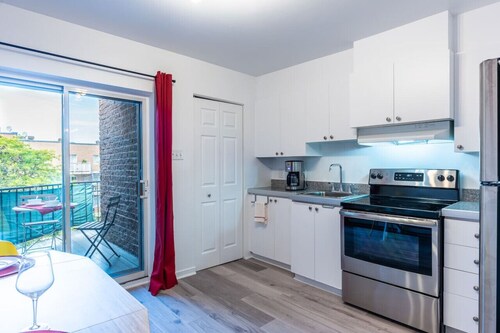 Sunny Top-Floor Apartment Near Metro & Shops