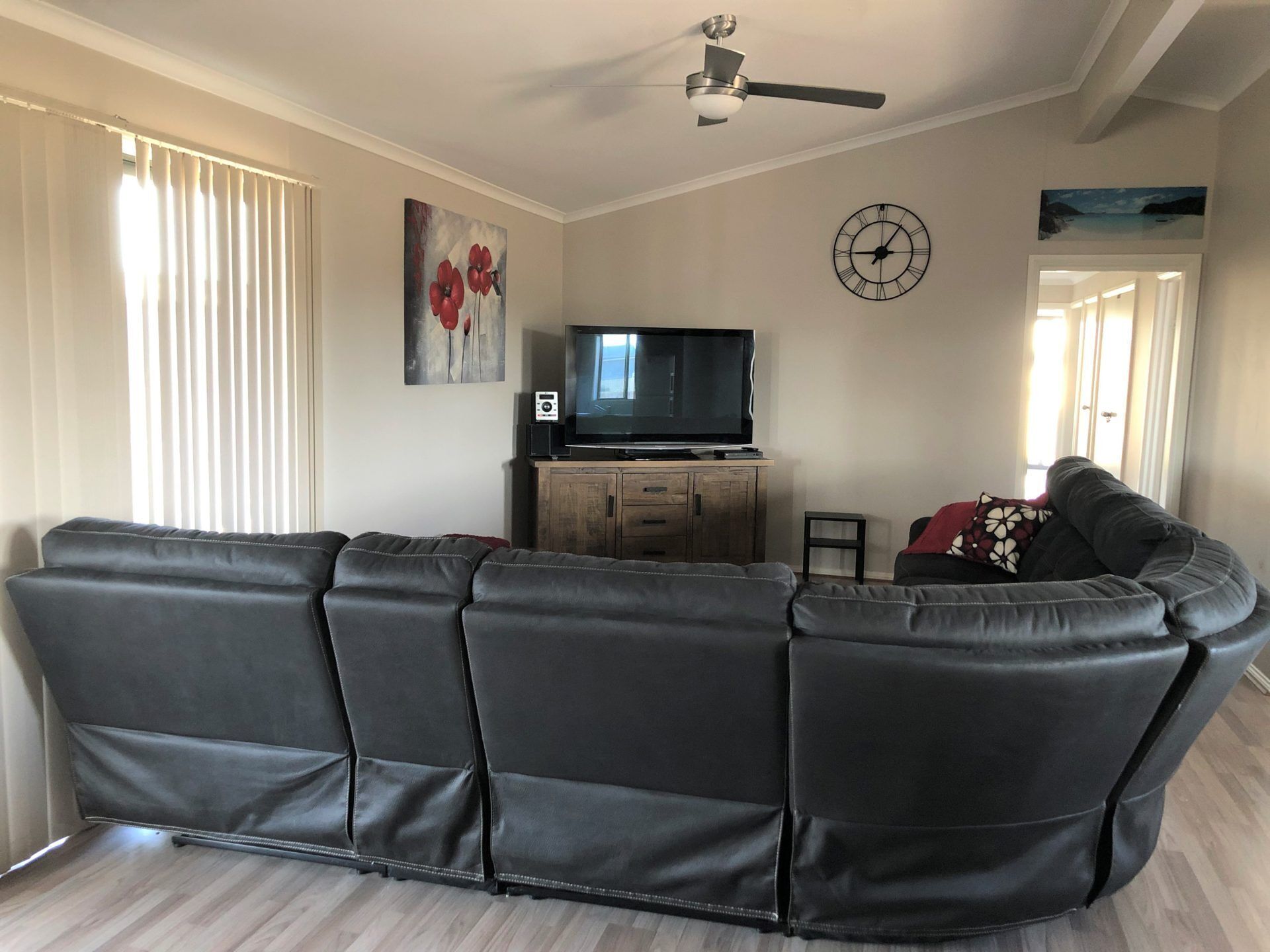 Livin' The Dream ~ Spacious  ~  Off Peak Special! WIFI Available — image 8