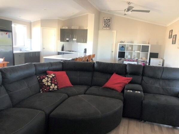 Televisión, reproductor de DVD y futbolito 