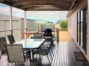 Outdoor dining - Livin' The Dream ~ Spacious ~ Off Peak Special! WIFI Available (Point Turton)