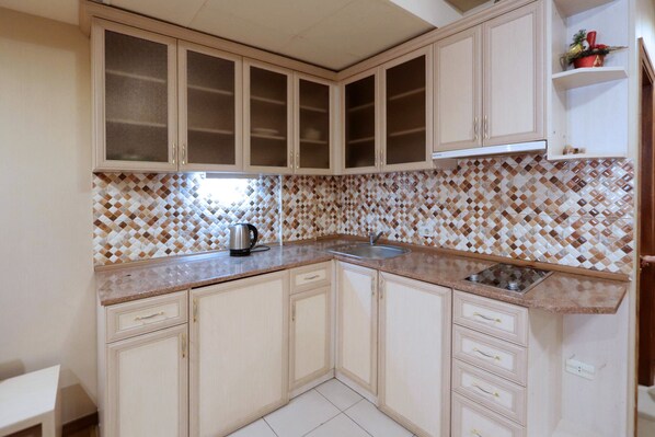 Fridge, microwave, stovetop, coffee/tea maker